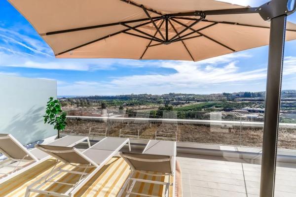 Chalet independiente en venta en Calle Islas Bermudas, Estepona thumbnail 2