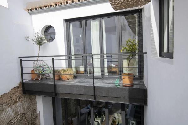 Detached villa for sale in Calle los Reyes, Estepona thumbnail 1