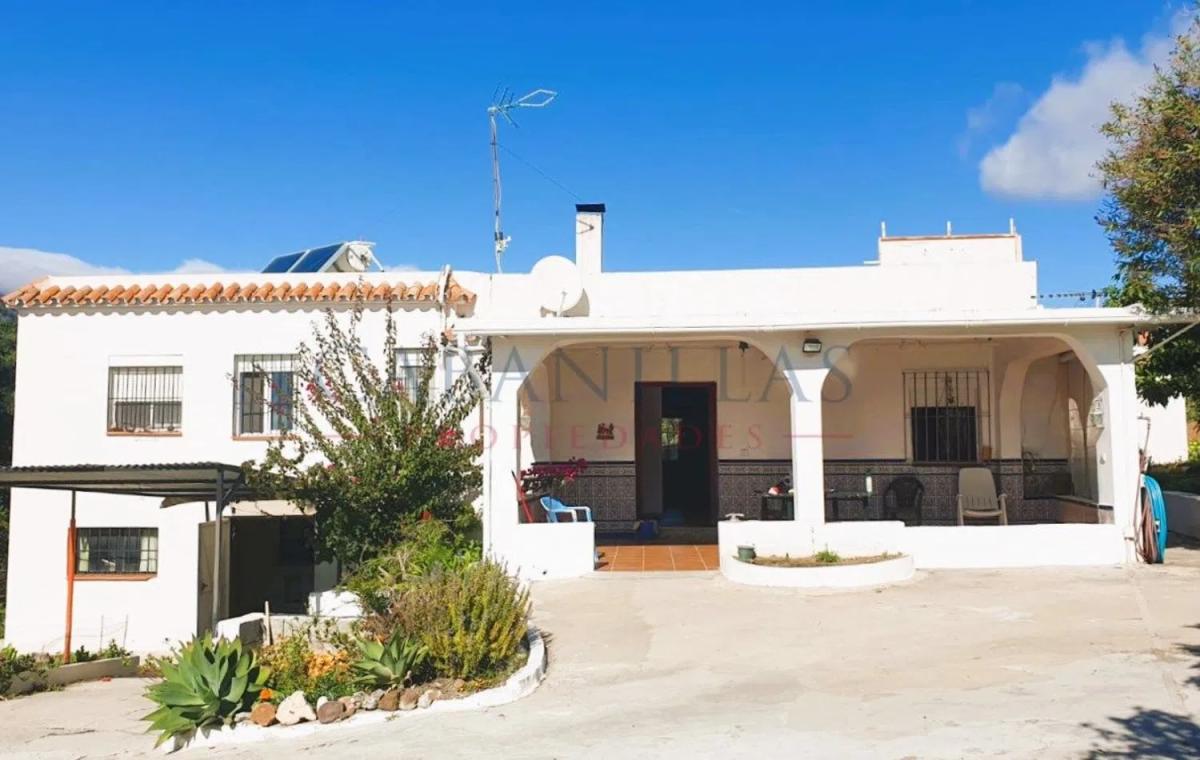 Sale of independent chalet in Barrio Punta Plata, Estepona
photo 2