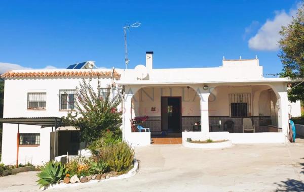 Detached villa for sale in  Barrio Punta Plata, Estepona photo 2
