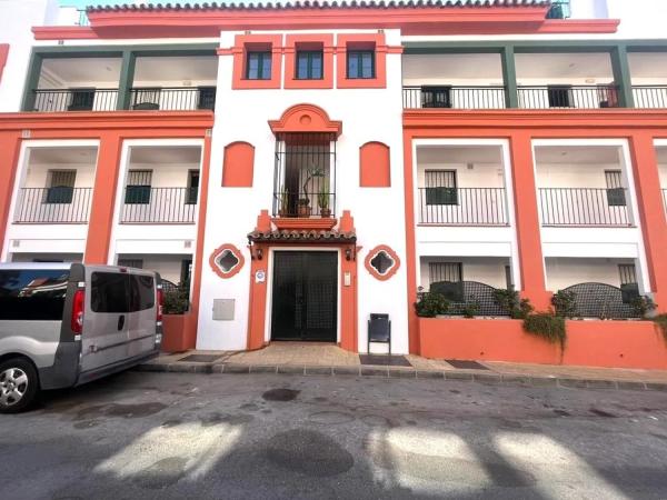 Piso en venta en Calle Pico de los Reales, Estepona photo 1