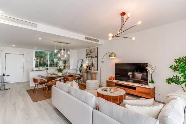 Chalet independiente en venta en Calle Los Arcos, 26 -22, Estepona thumbnail 1