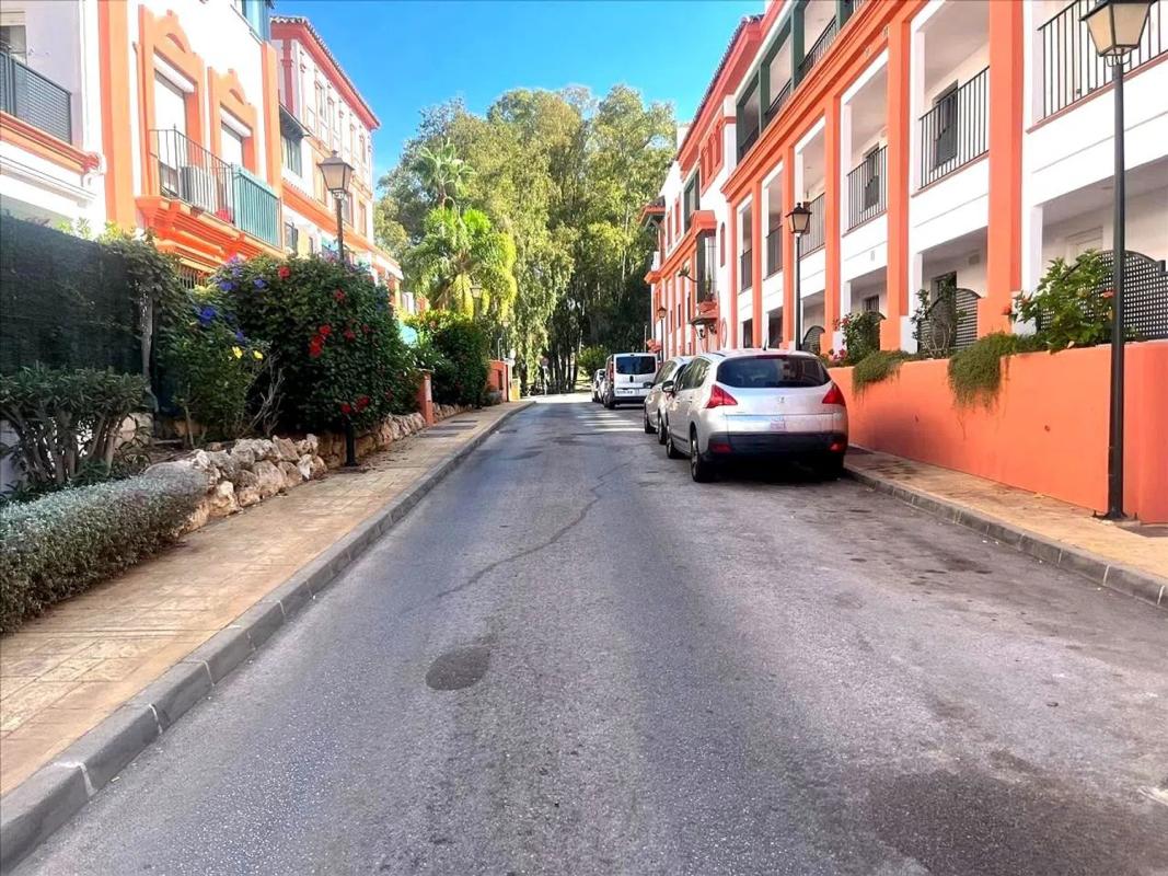 Venta de piso en Calle Pico de los Reales, Estepona
photo 1