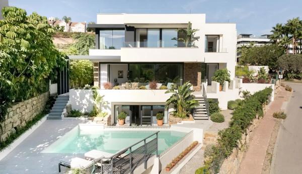 Chalet independiente en venta en Barrio Nueva Atalaya, Estepona photo 1
