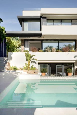 Chalet independiente en venta en Barrio Nueva Atalaya, Estepona thumbnail 1