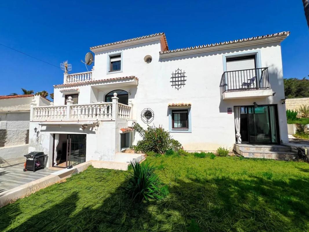Sale of independent chalet in Barrio Buenas Noches, Estepona
photo 1