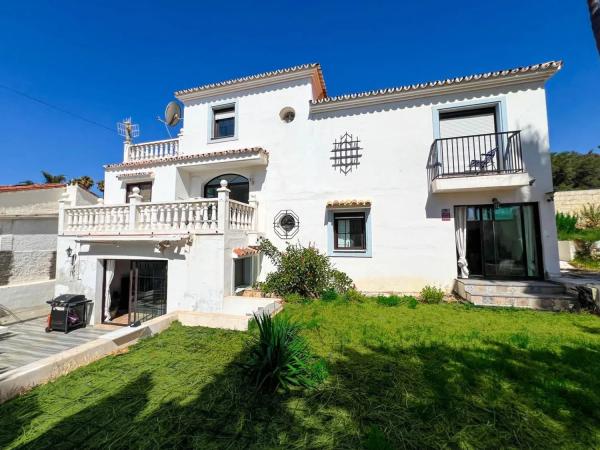 Wolnostojąca willa na sprzedaż w  Barrio Buenas Noches, Estepona photo 1