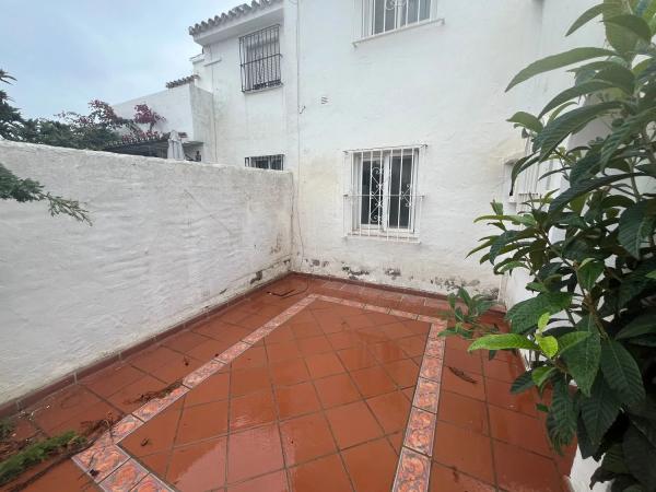 Chalet independiente en venta en Calle Pico del Naranco, Estepona photo 1