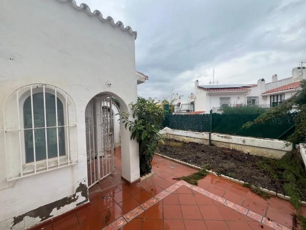 Chalet independiente en venta en Calle Pico del Naranco, Estepona thumbnail 1