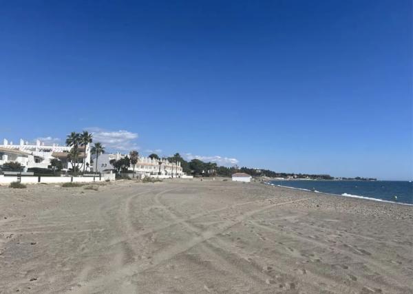Detached villa for sale in  Urbanizacion Presidente Beach, 7, Estepona photo 2