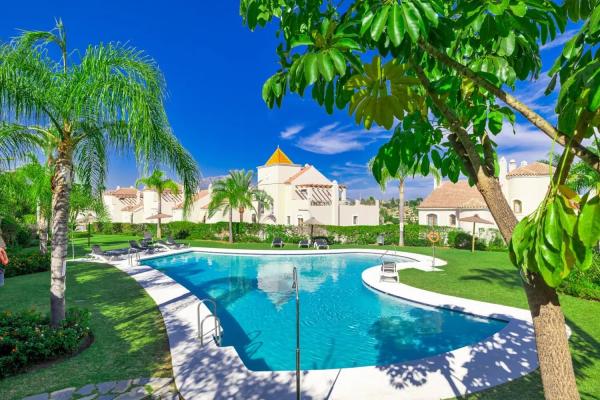 Chalet independiente en venta en Barrio Paraiso-Barronal, Estepona photo 1