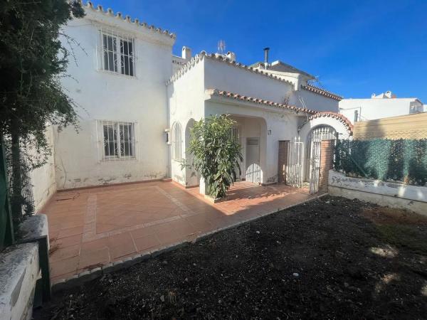 Wolnostojąca willa na sprzedaż w  Avenida Benamara, 25, Estepona photo 1