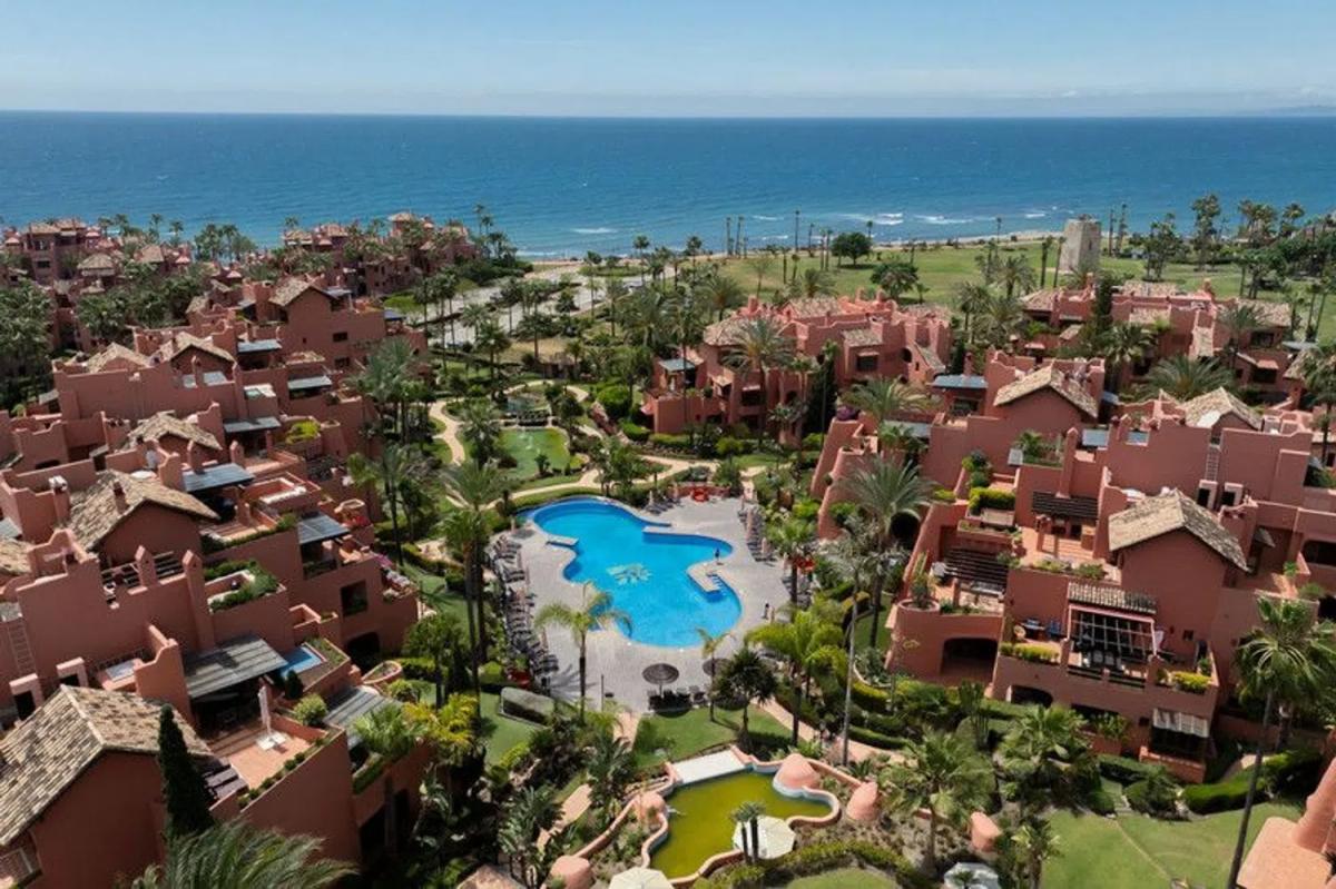 Penthouse sale in  Urbanización Playa Guadalmansa, Estepona photo 2