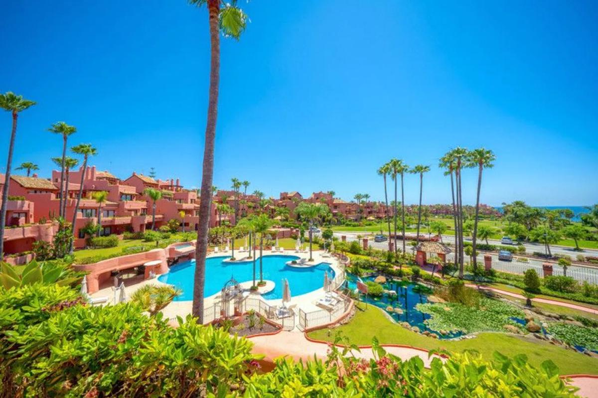 Penthouse sale in Urbanizacion Menara Beach, Estepona photo 2