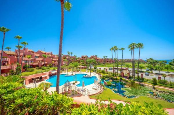 Penthouse for sale in Urbanizacion Menara Beach, Estepona thumbnail 1