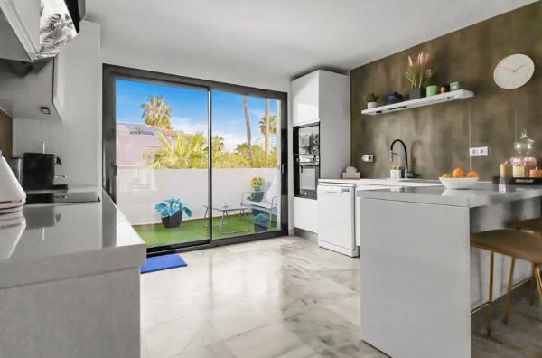 Chalet independiente en venta en Calle Marte, 19, Estepona photo 1