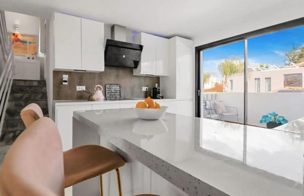 Chalet independiente en venta en Calle Marte, 19, Estepona thumbnail 1