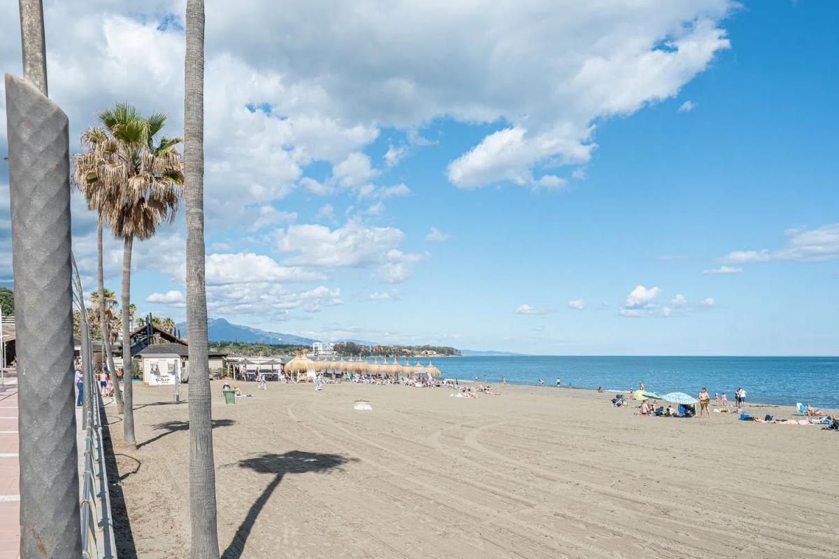 Sale of independent chalet in Barrio Bahía Dorada, Estepona
photo 1