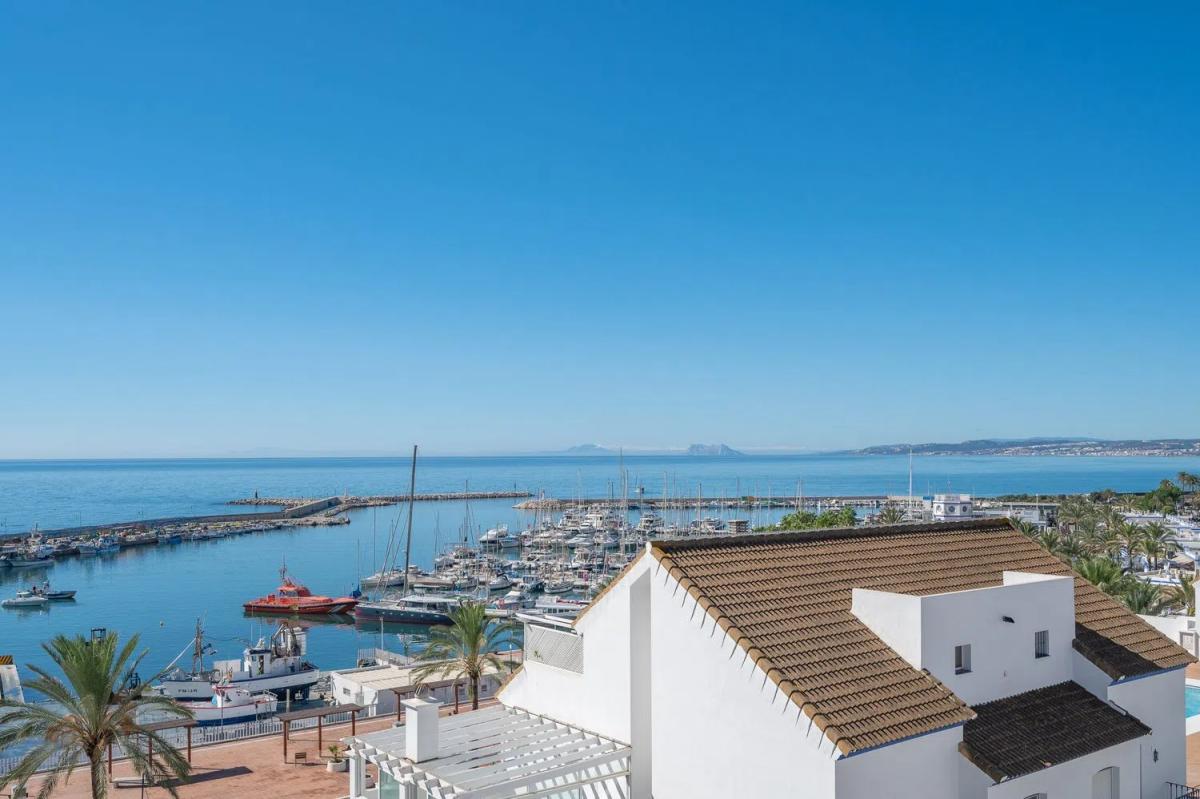 Sale of independent chalet in Barrio Bahía Dorada, Estepona
photo 2