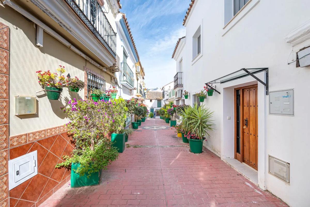 Sale of independent chalet in Barrio Bahía Dorada, Estepona
photo 4