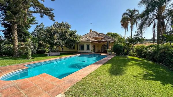 Detached villa for sale in Calle Sierra Nevada, Estepona photo 1