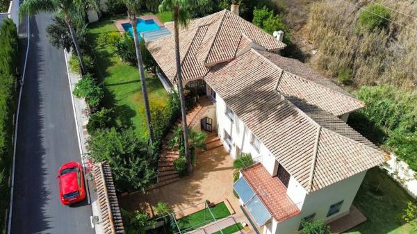 Detached villa for sale in Calle Sierra Nevada, Estepona thumbnail 1