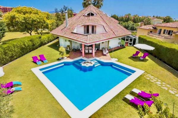 Chalet independiente en venta en Barrio Bel-Air, Estepona photo 1