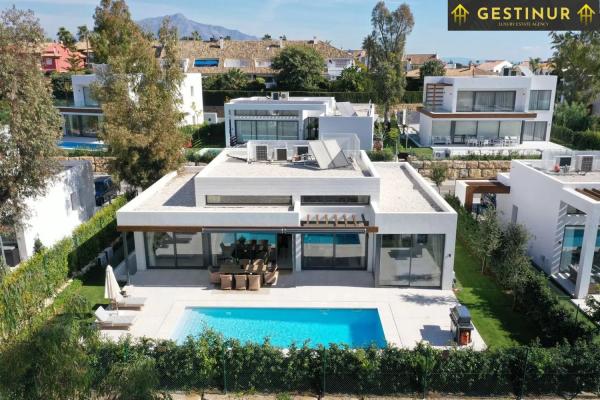 Chalet independiente en venta en Lugar Urbanizacion Pernet, 16, Estepona photo 1