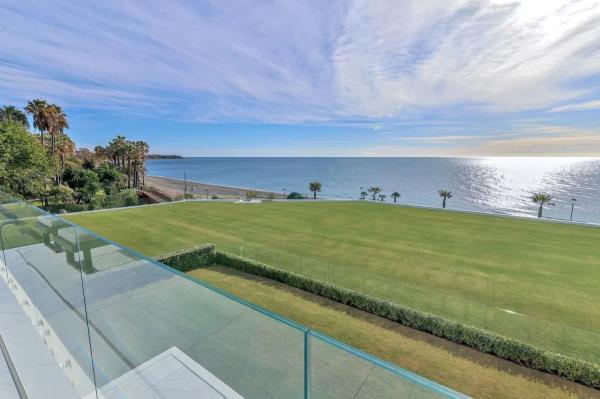 Duplex en venta en Arrabal Torre Velerin, 1 -V, Estepona thumbnail 1