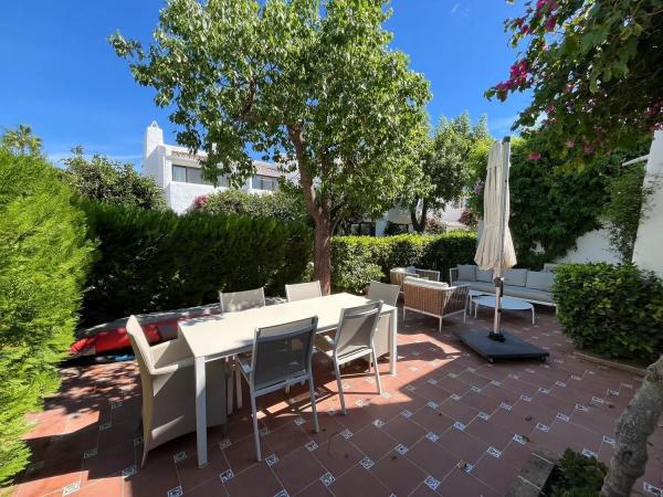 Chalet independiente en venta en Alberto, Estepona thumbnail 1