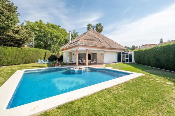 Detached villa for sale in Avenida de Europa, Estepona photo 1