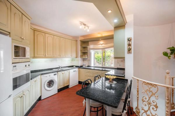 Detached villa for sale in Avenida de Europa, Estepona thumbnail 2