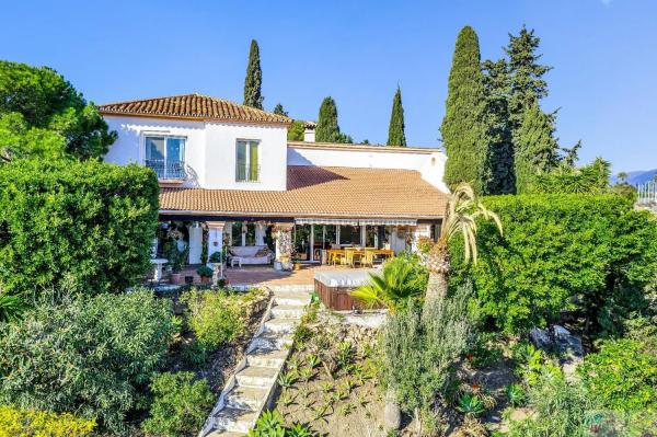 Detached villa for sale in  Calle Arroyo las Cañas, 8, Estepona photo 1
