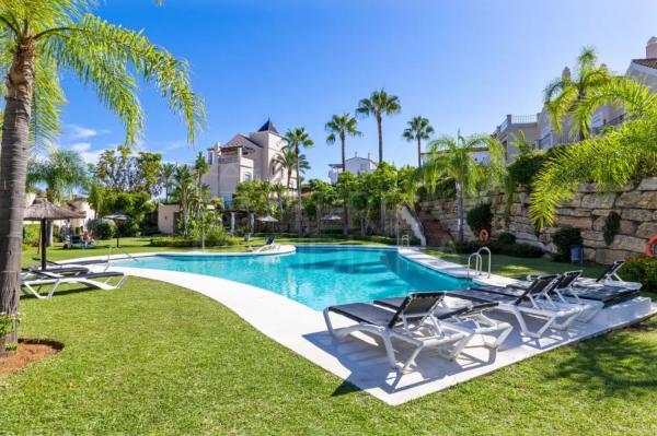 Chalet independiente en venta en Calle Calendula, Estepona photo 1