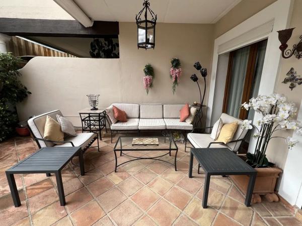 Chalet independiente en venta en Calle Calendula, Estepona thumbnail 1