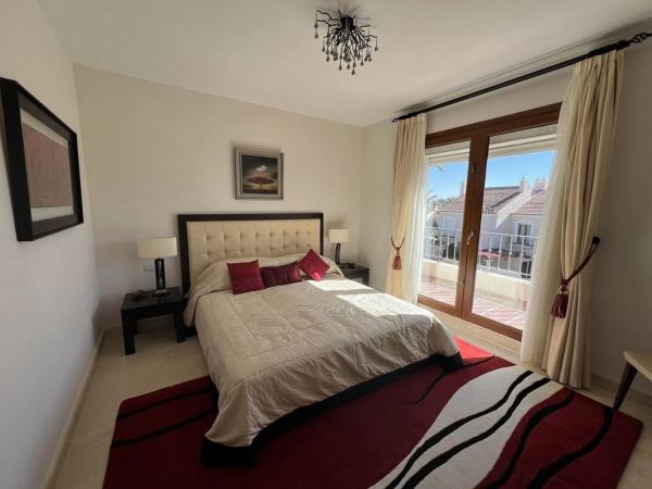 Chalet independiente en venta en  Calle Calendula, Estepona photo 4