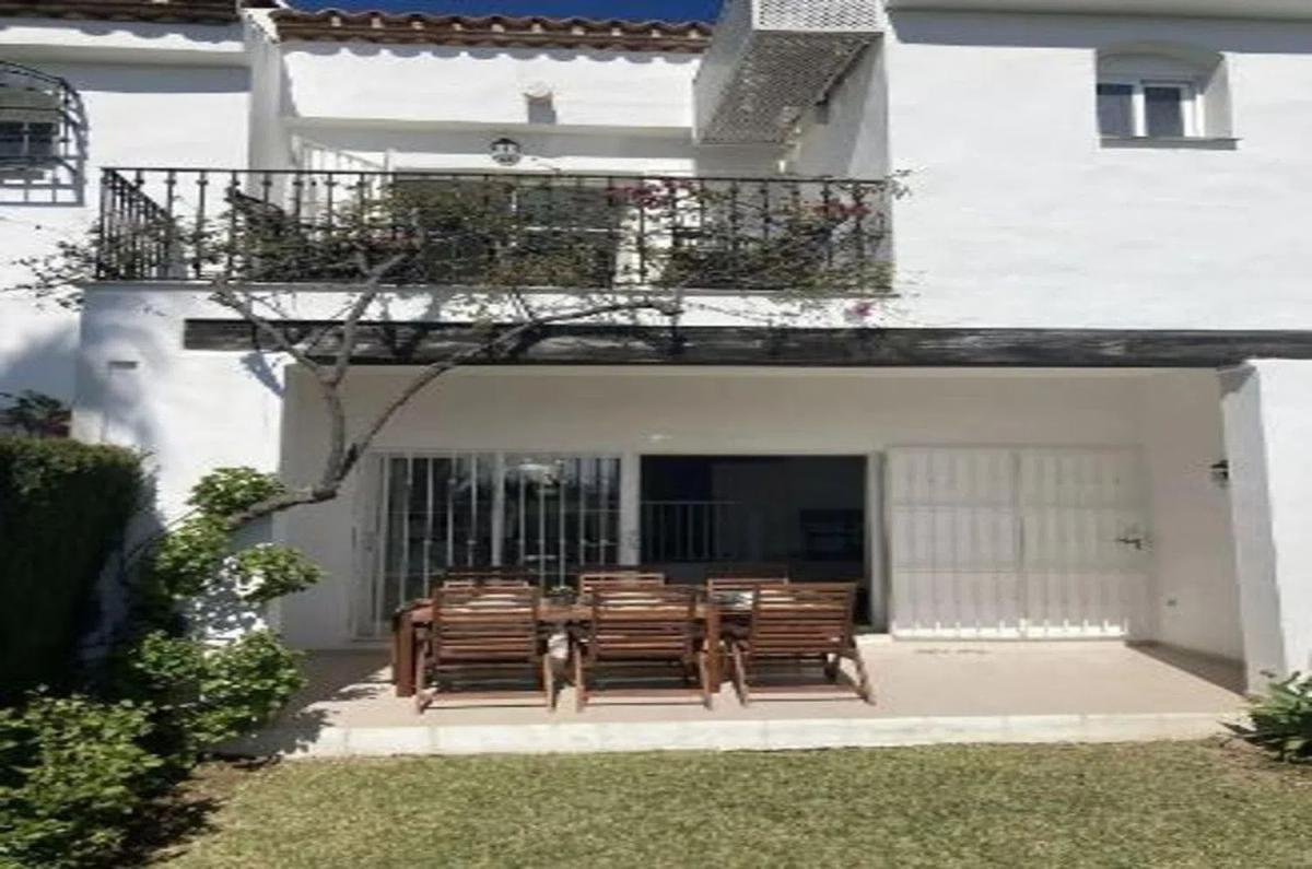 Venta de chalet independiente en Calle Calendula, Estepona
photo 2
