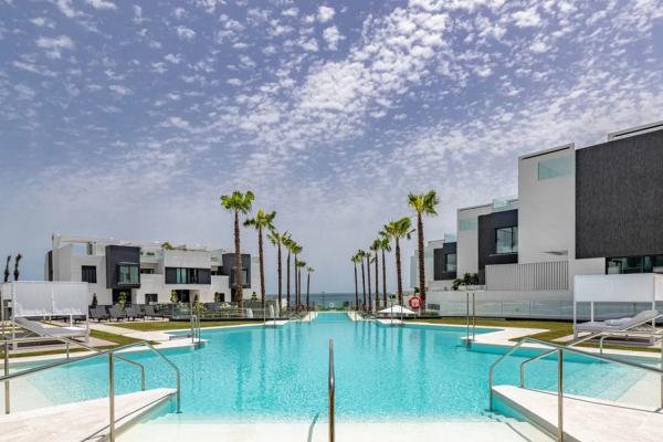 Chalet independiente en venta en  Urbanizacion Playa de Guadalobon, Estepona photo 1