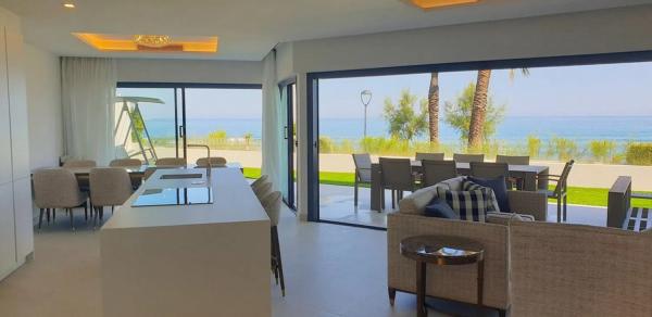 Chalet independiente en venta en  Urbanizacion Playa de Guadalobon, Estepona photo 2