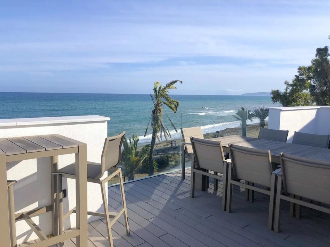 Venta de chalet independiente en Urbanizacion Playa de Guadalobon, Estepona
photo 3