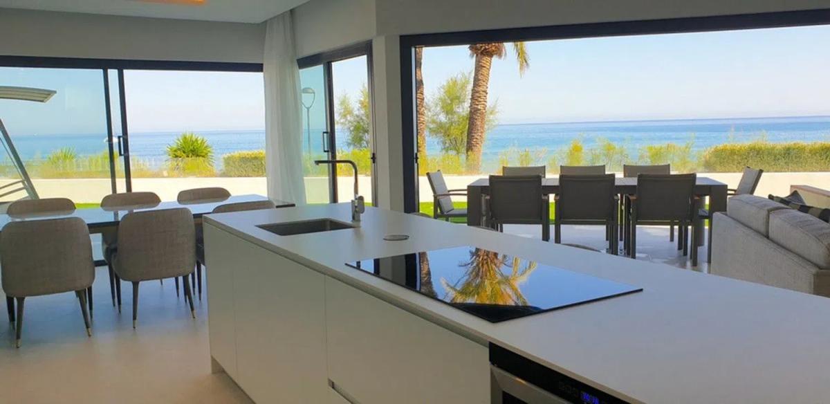 Venta de chalet independiente en Urbanizacion Playa de Guadalobon, Estepona
photo 5