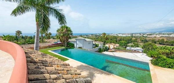 Chalet independiente en venta en Barrio Paraiso-Barronal, Estepona photo 1