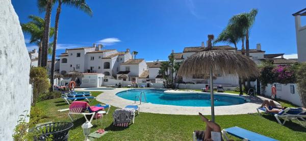 Wolnostojąca willa na sprzedaż w  Calle Aries, Estepona photo 1