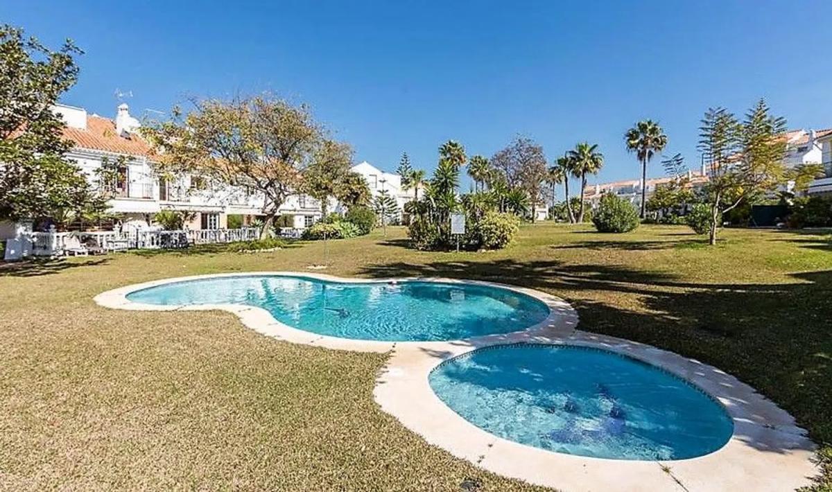 Venta de chalet independiente en Calle Pico del Aneto, 5, Estepona
photo 1
