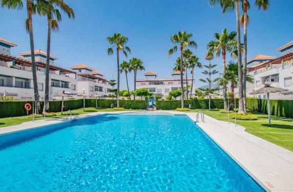 Chalet independiente en venta en Calle del Estanque, Estepona photo 1