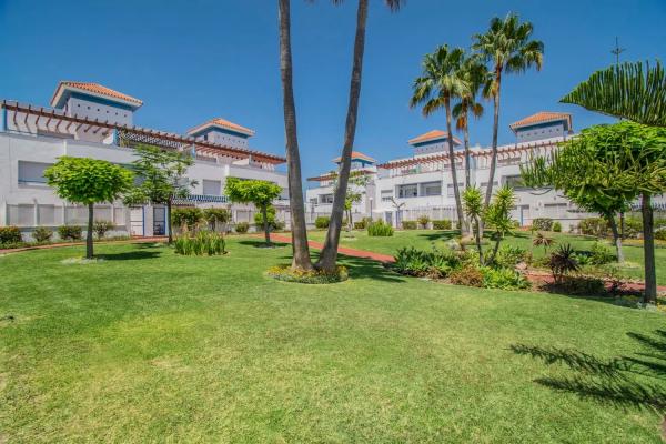 Chalet independiente en venta en Calle del Estanque, Estepona thumbnail 1