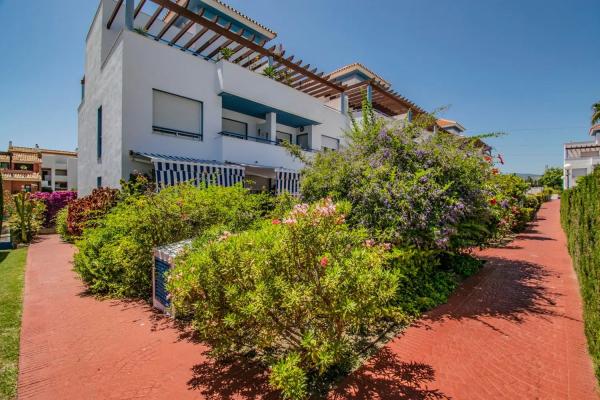 Chalet independiente en venta en  Calle del Estanque, Estepona photo 4