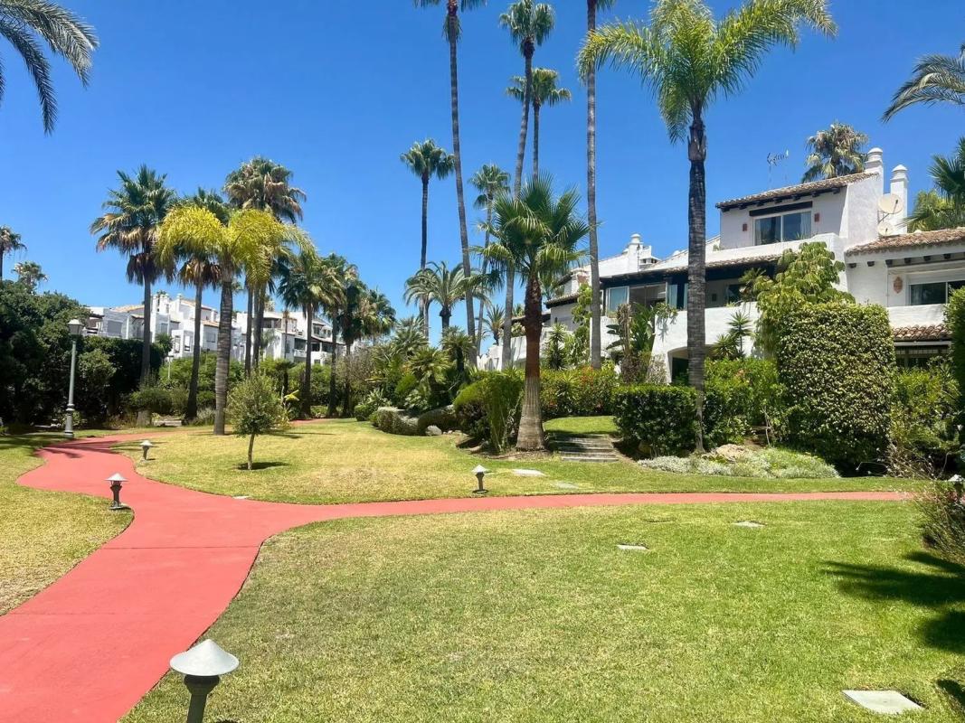 Sprzedaż niezależnego domku jednorodzinnego w Calle Trajano, Estepona photo 1