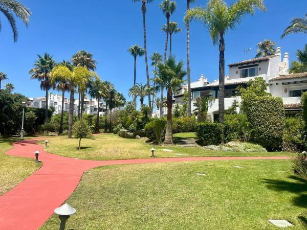Wolnostojąca willa na sprzedaż w Calle Trajano, Estepona photo 1