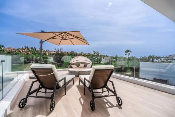 Chalet independiente en venta en Calle Condado de Huelva, 10 -36, Estepona thumbnail 2